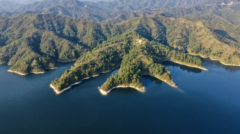 60年前的浩大工程，今如蜿蜒如带空灵似玉，航拍冬夕下的龙颈水库