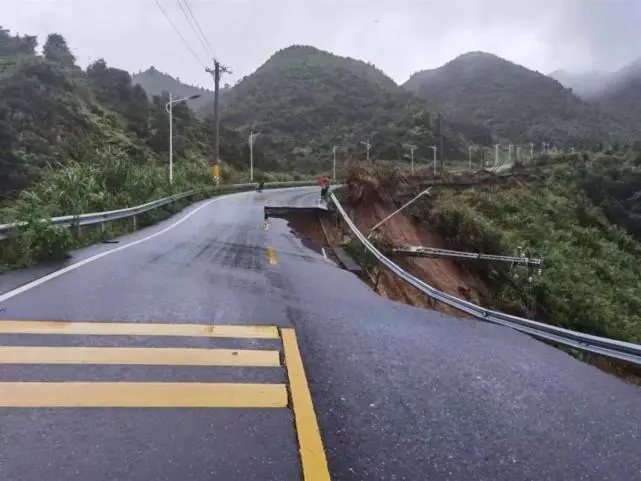 “暹芭”台风后广东揭阳道路塌方数十米，官方：无人员伤亡